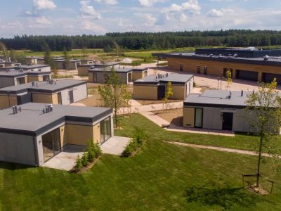 92 domki modułowe wypoczynkowe w 6 miesięcy? Jak powstało Suntago Village z technologią Unihouse