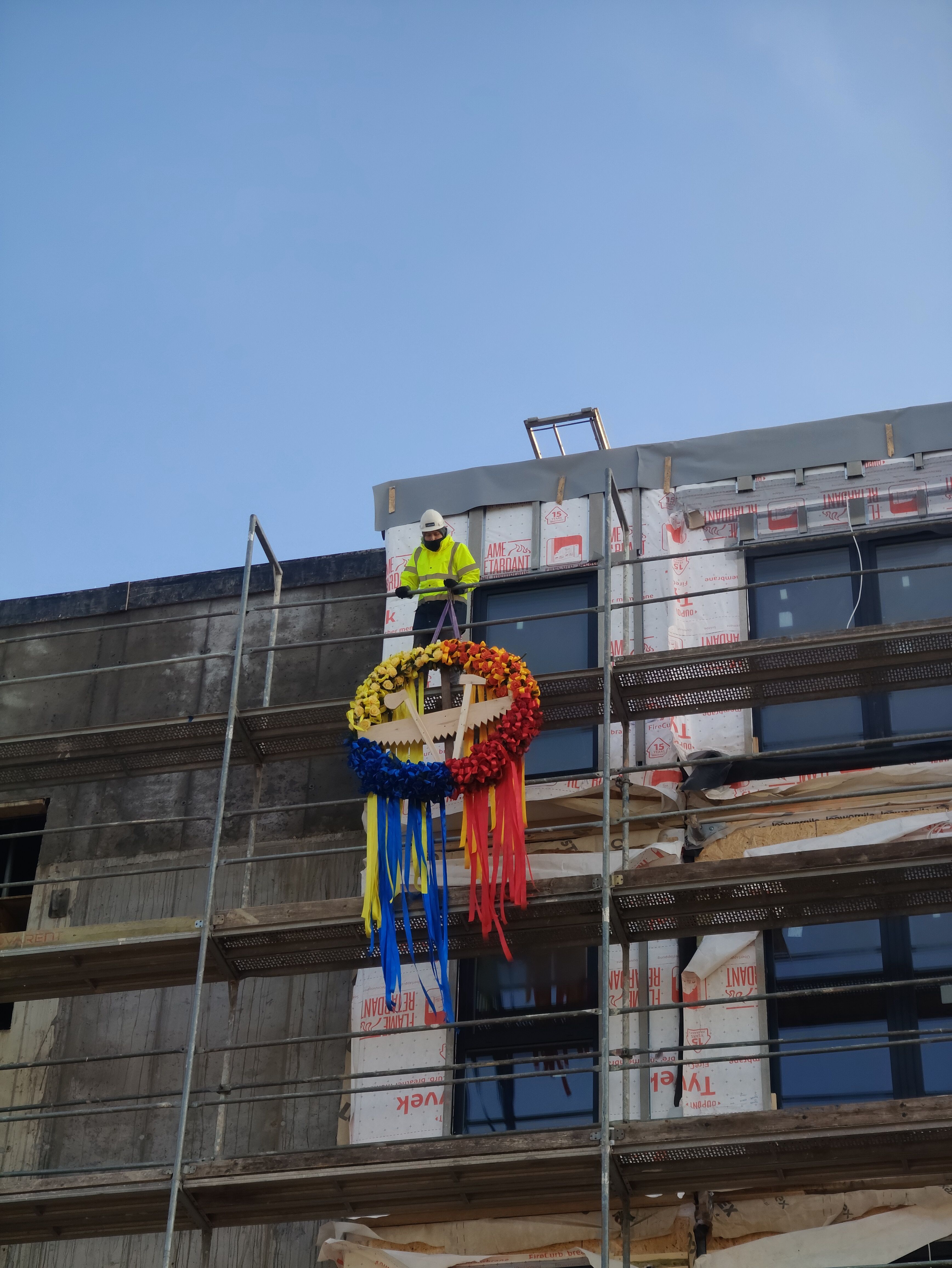 Uroczyste zawieszenie wiechy w budynku wielorodzinnym w Złocieńcu