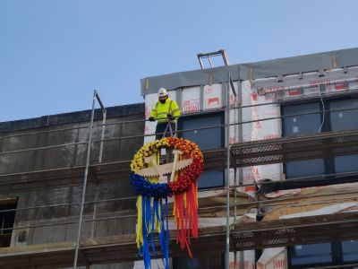 Uroczyste zawieszenie wiechy w budynku wielorodzinnym w Złocieńcu