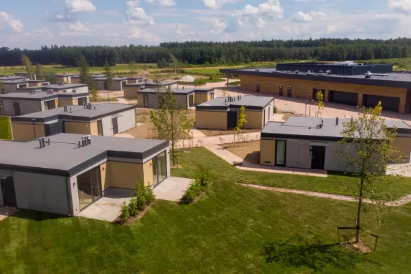 92 domki modułowe wypoczynkowe w 6 miesięcy? Jak powstało Suntago Village z technologią Unihouse