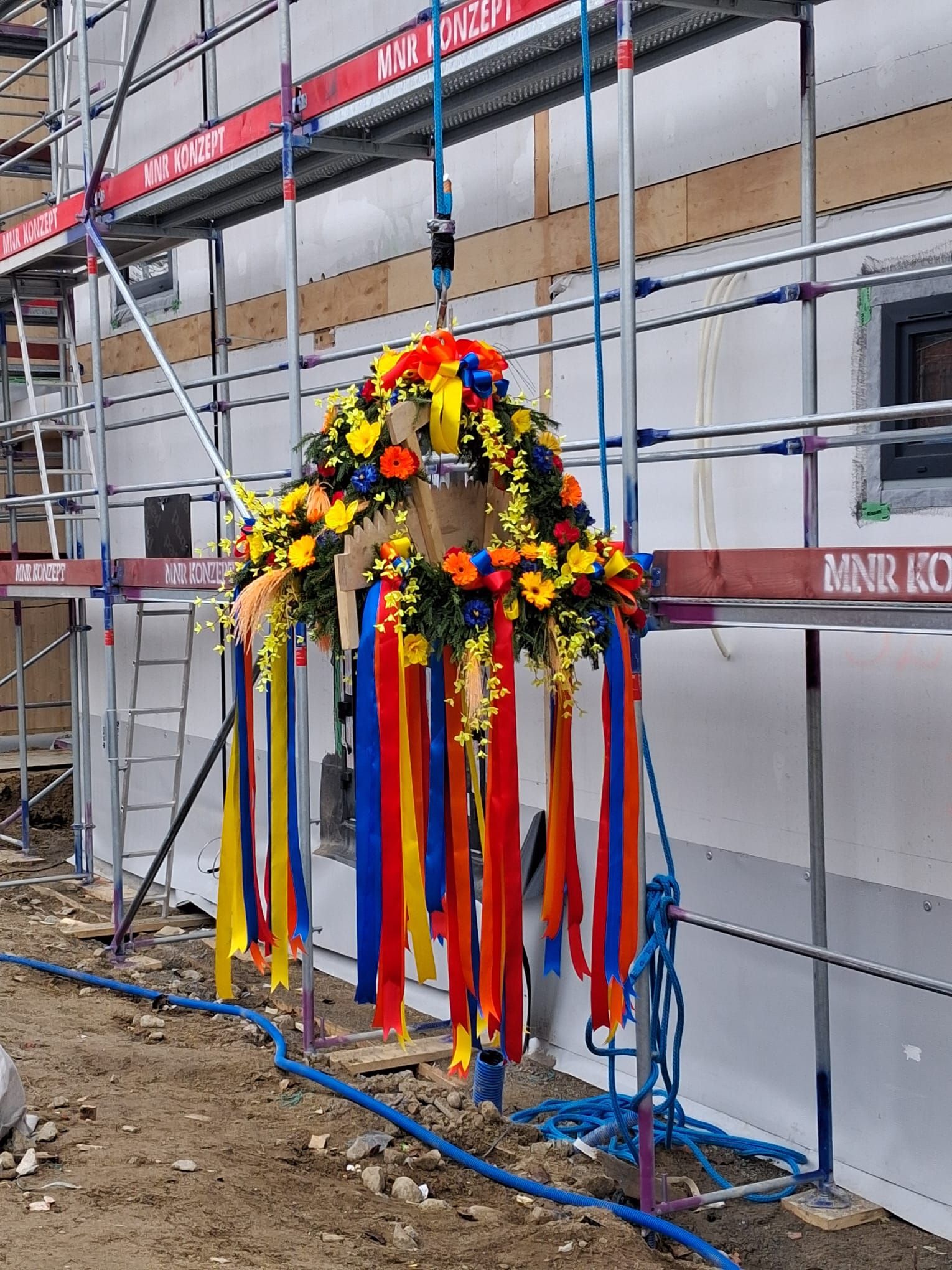 Wiecha na budynku SIM KZN Kaszuby w Kielnie gmina Szemud